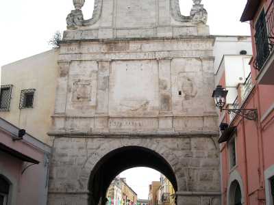 A fare da contraltare a Foggia, c�� Andria, che invece resta fedele al re, meritandosi l�appellativo di fidelis, come fatto scrivere sulla Porta Sant�Andrea dallo stesso Federico (foto di Marcoleo11)